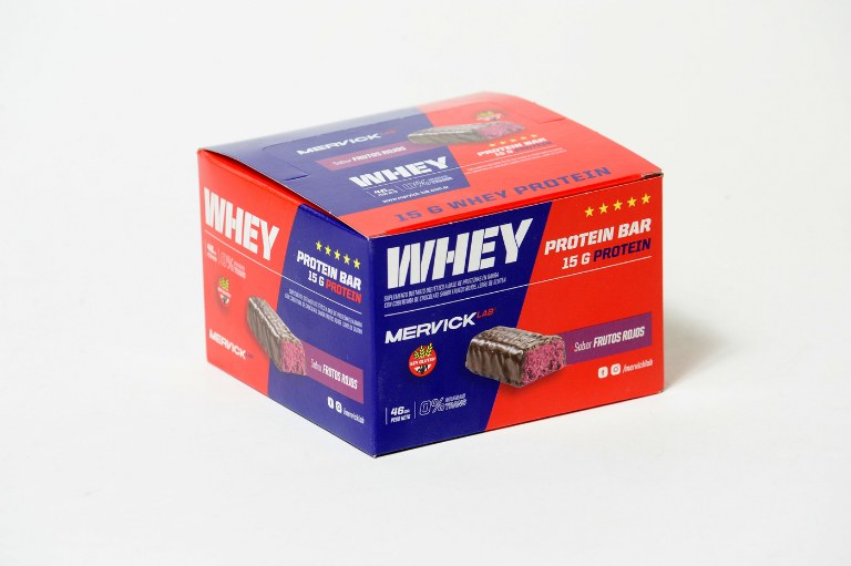 Caja Mervick Whey Protein Bar frutos rojos con doce barras de 46 g